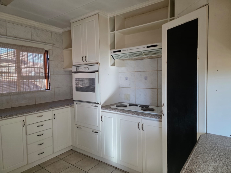 To Let 3 Bedroom Property for Rent in Langenhovenpark Free State